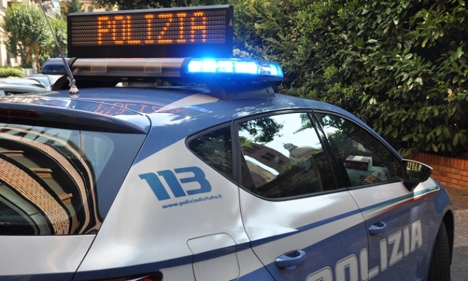 Accerchiano e rapinano due ragazzi: sei in manette a Milano