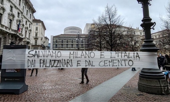 “Salviamo Milano dal cemento”: protesta in piazza, mentre in Consiglio comunale si vota per sostenere il decreto Salva Milano