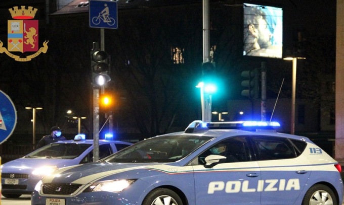 Avevano rapinato tre ragazzi spagnoli sul bus accoltellandone uno: quattro giovani in carcere
