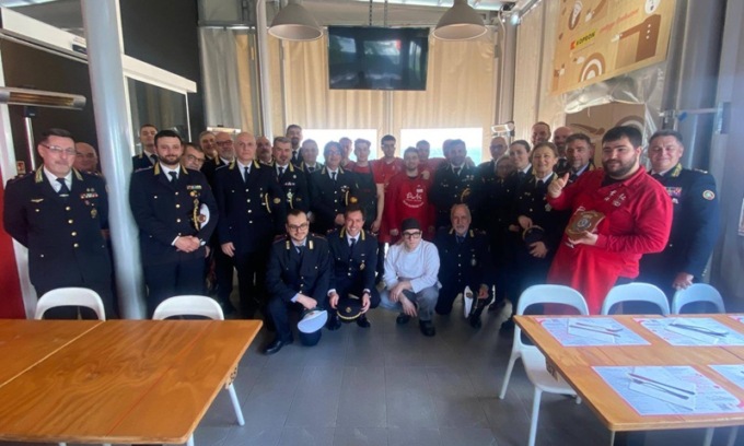 Il 5 marzo PizzAut ha subito un furto: 20 comandanti di polizia locale vanno a trovare i ragazzi del locale
