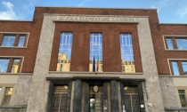 Paura fuori da una scuola a Milano: tenta di rapire due bambine, arrestato un 50enne