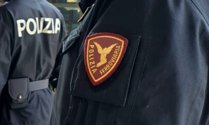 Furto in un negozio di abbigliamento: la polizia arresta due pregiudicati
