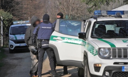 Sgomberato insediamento abusivo a Rozzano: sequestrati droga, armi e refurtiva