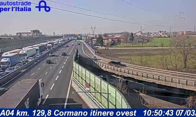 Maxi incidente sull’A4: autobus con 44 bambini a bordo si scontra con un tir