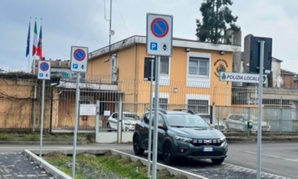 Parcheggi di via Gioia riservati alla Polizia locale: a Trezzano la bufera social non si arresta