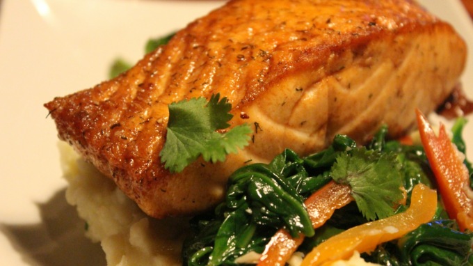 Salmone al cartoccio: come prepararlo e benefici