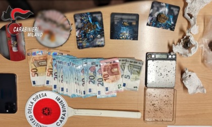 Droga e contanti in tasca e in casa: arrestato spacciatore