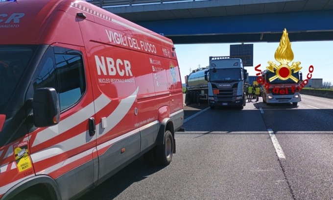 Incidente lungo l’A1: coinvolti 4 mezzi pesanti e un’auto, quattro feriti