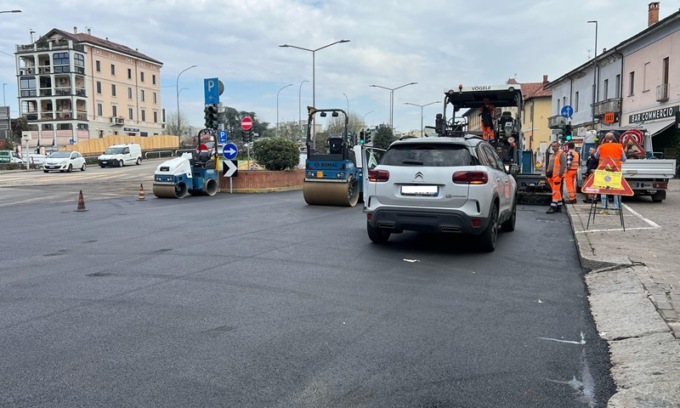 Nuovi asfalti e posa dei parapetti in piazza al Ponte: proseguono i lavori