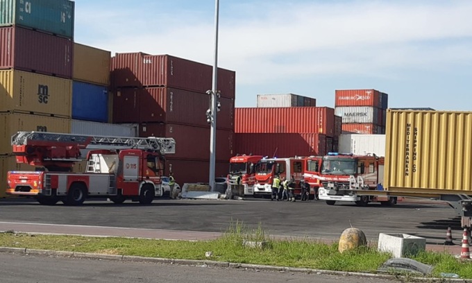 Container in fiamme con rischio di esplosione, immediato intervento dei soccorsi
