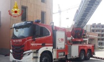 24enne si lancia nel vuoto dal quarto piano: salvata dal telo dei vigili del fuoco