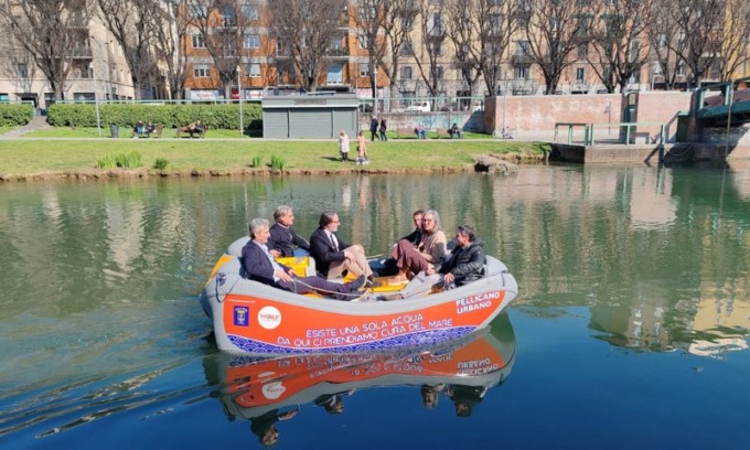 Dal 16 marzo nei Navigli arriva la barca elettrica Wau! per ripulire le acque dai rifiuti