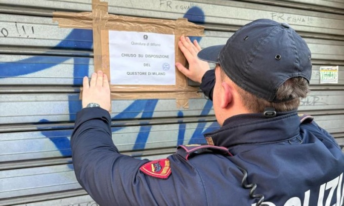 Telefoni rubati, spari, esplosioni di petardi e spaccio: la Questura chiude un negozio