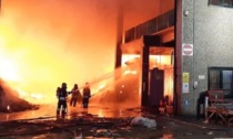 Incendio al capannone di smaltimento rifiuti a Buccinasco: "Tenere chiuse le finestre"