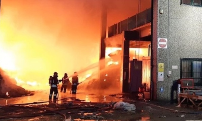 Incendio al capannone di smaltimento rifiuti a Buccinasco: “Tenere chiuse le finestre”