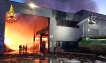 Incendio nella notte in un capannone di Buccinasco per lo stoccaggio rifiuti: mezzi in azione e tangenziale bloccata