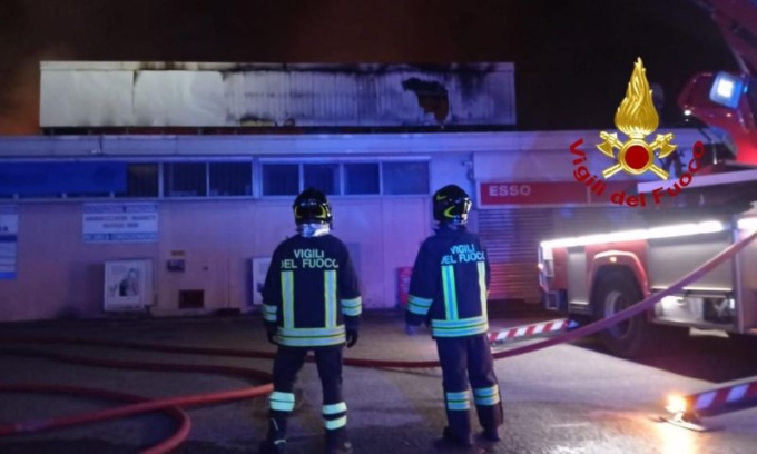 Ortomercato, incendio nella notte: intervenute 15 squadre