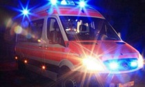 Tragico incidente nella notte a Milano, auto si schianta sulla rotonda: un morto e un ferito grave