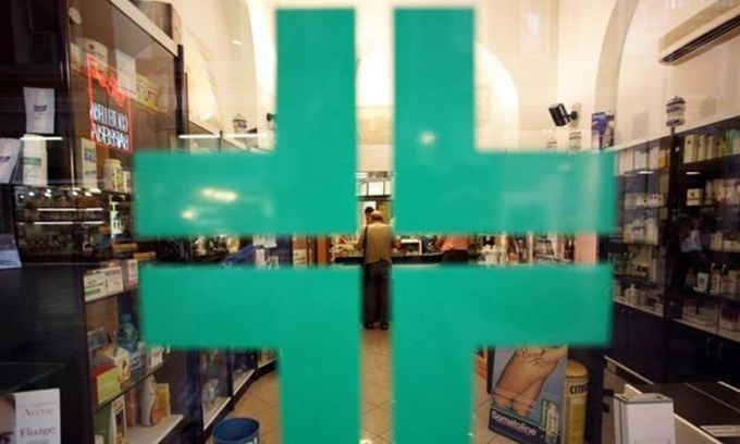 Armato di coltello rapina la farmacia di via Curiel: indagini in corso