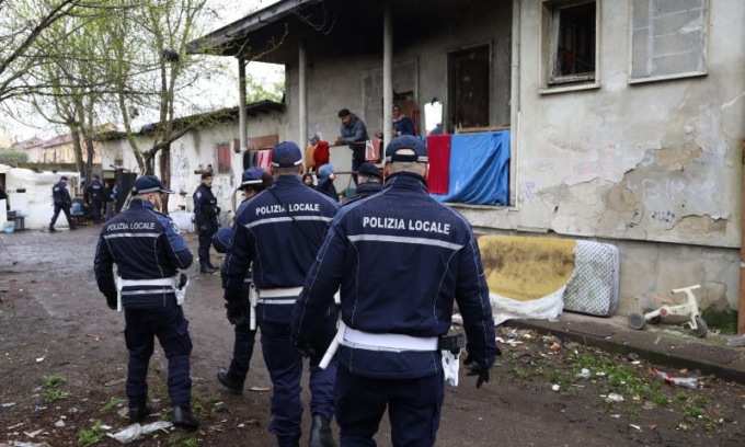 Capannone abusivamente occupato a Milano: stamattina lo sgombero