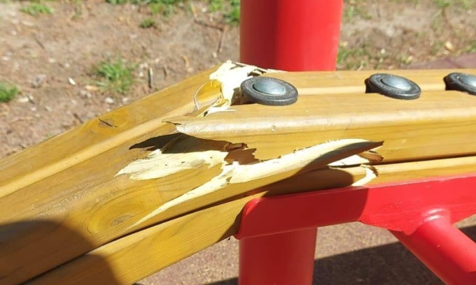 Vandali al parco: ragazzi spaccano i giochi (appena messi) dei bambini