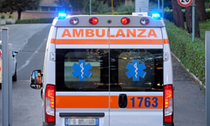 Drammatico incidente in via Bazzi a Milano: perde la vita una giovane donna travolta da una moto