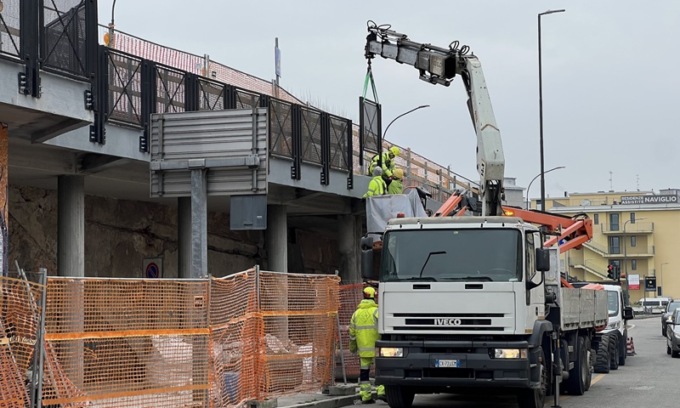 Proseguono i lavori sul ponte di viale Liberazione: al via la “fase 1” della posa dei parapetti