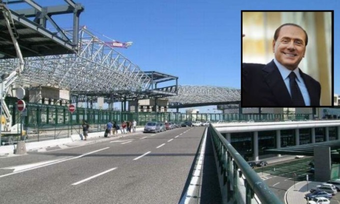 Regione Lombardia difende l’intitolazione di Malpensa a Berlusconi: lo scontro in aula