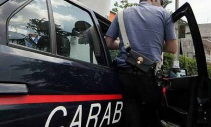 Dopo il sequestro della droga 19enne lancia una pietra contro l’auto dei Carabinieri: arrestato