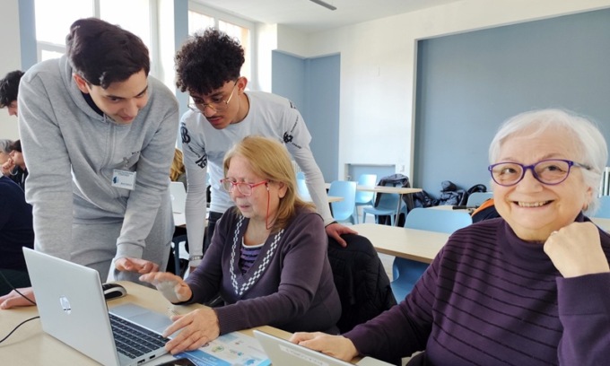 Con il progetto “ABC Digital” a Cesano gli studenti diventano tutor digitali per le generazioni meno “connesse”