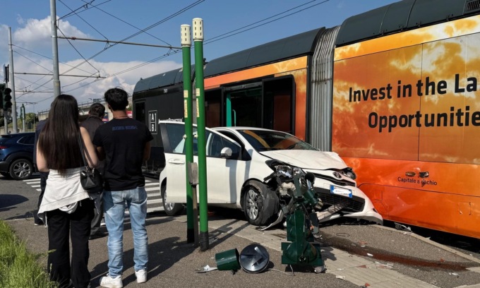 Incidente tra auto e tram 15 a Rozzano: due feriti e cambi della viabilità
