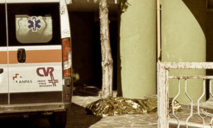 Cade dal quarto piano mentre monta le tende: 49enne morto sul colpo