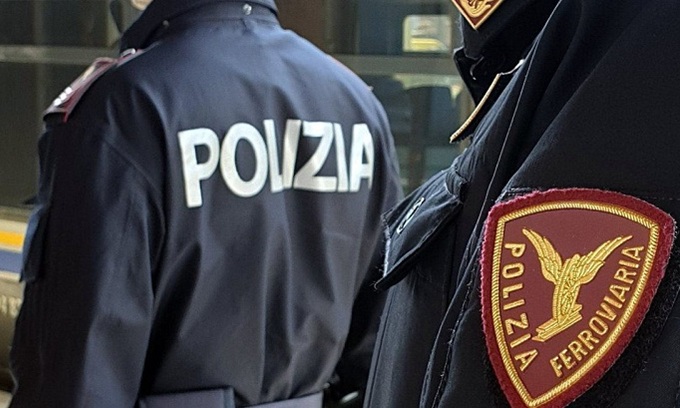 Si sdraia sui binari a Lambrate: salvato in extremis dalla Polfer