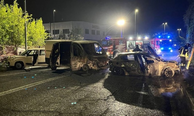 Incendiano delle auto rubate per confondere la sicurezza e rapinare un’azienda: fermati dagli spari dei vigilantes