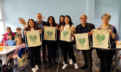 Una sportina contro lo spreco: a Cesano Boscone i bambini imparano la sostenibilità a tavola