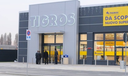 Giovani vandali in azione nella zona del supermercato Tigros a Cusago: allertate le forze dell’ordine
