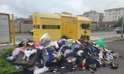 Abiti usati buttati per terra: a Cesano scoppia il caso dei cassonetti gialli
