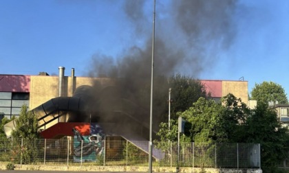 Ancora fiamme all'ex Palaghiaccio Agorà: è il secondo incendio in una settimana