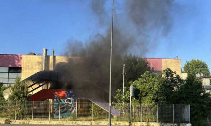 Ancora fiamme all’ex Palaghiaccio Agorà: è il secondo incendio in una settimana