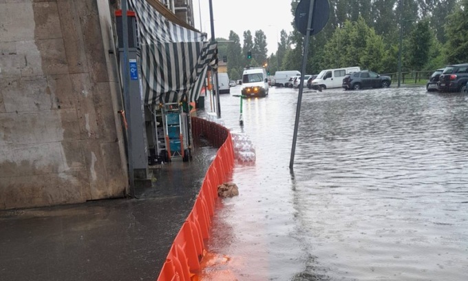 Maltempo a Milano, forti piogge e mattinata nera per il traffico: gli aggiornamenti