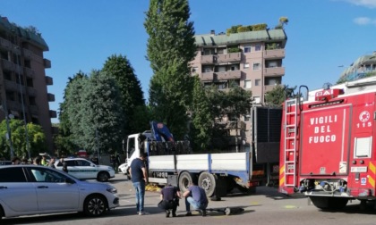 Tragedia a Rho: uomo in monopattino muore investito da un camion