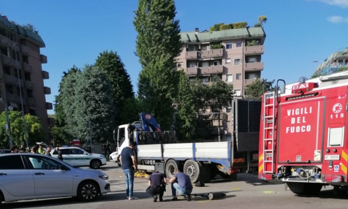Tragedia a Rho: uomo in monopattino muore investito da un camion