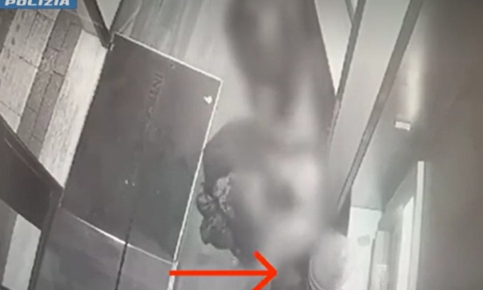 Con la scusa della sigaretta rapinano un ragazzo e lo costringono a prelevare i soldi: fermati due uomini