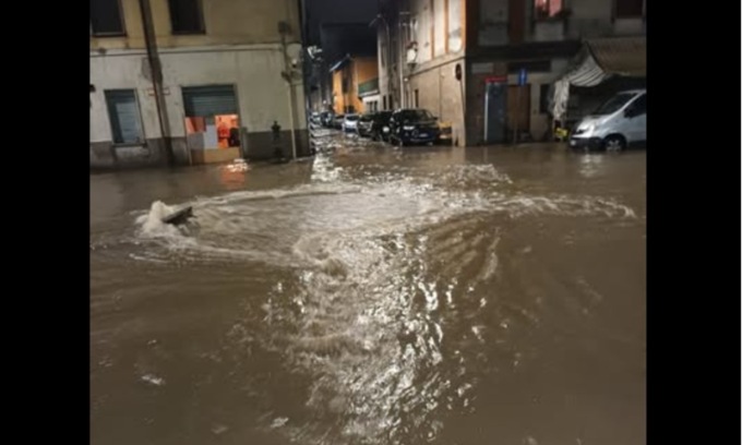Lampi, tuoni e pioggia: violento temporale si abbatte su Milano, allagamenti a Ponte Lambro