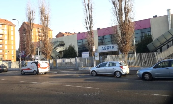 Notte di fuoco a Milano: brucia l’ex Palaghiaccio di via dei Ciclamini