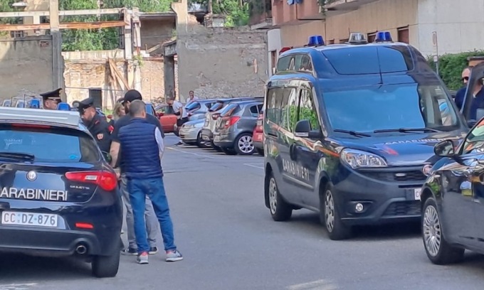 35enne uccisa con un coltello nella schiena: è caccia all’assassino