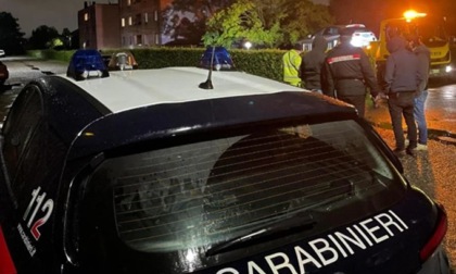 Donna uccisa a coltellate in casa: arrestato il marito. A dare l’allarme la figlia di 10 anni