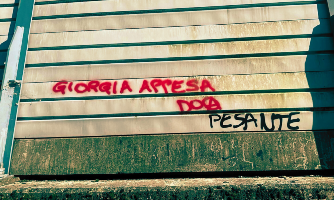 Scritta di odio verso Giorgia Meloni nei pressi della Stazione di Corsico: condanna bipartisan del vile atto vandalico