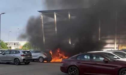 Otto auto in fiamme al parcheggio del centro commerciale "Porte di Milano": esclusa l'ipotesi di dolo