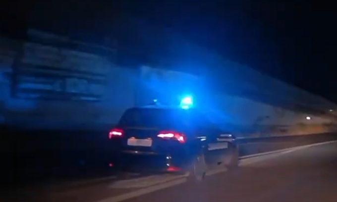 Tentano di rubare in un bowling di Pieve Emanuele, poi la folle corsa a 180 km/h in tangenziale: alla guida un 15enne